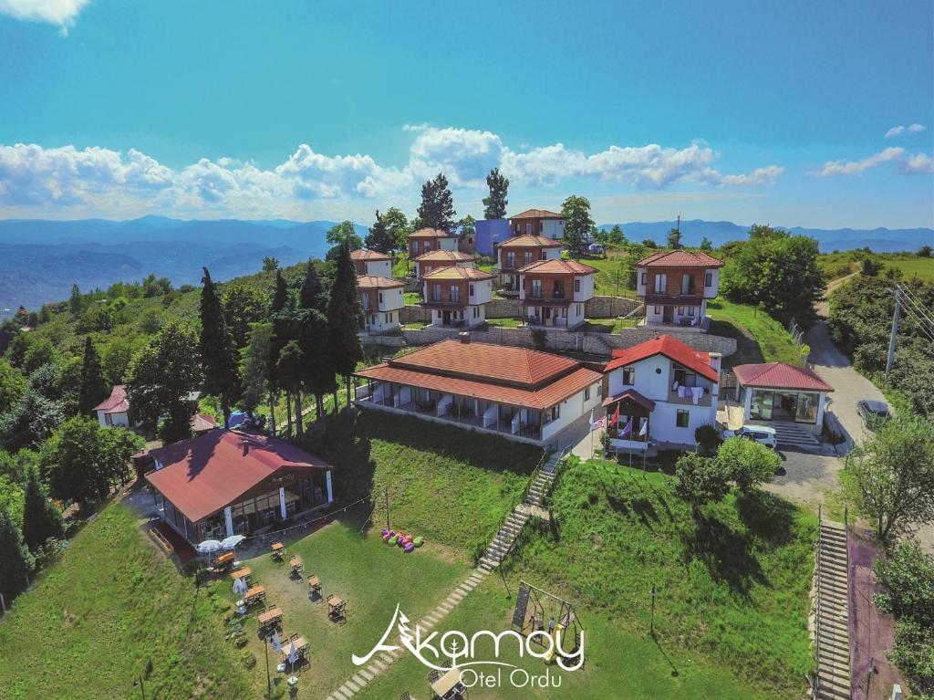 奥尔杜Akamoy Boztepe Hotel & restaurant的山丘上房屋的空中景致