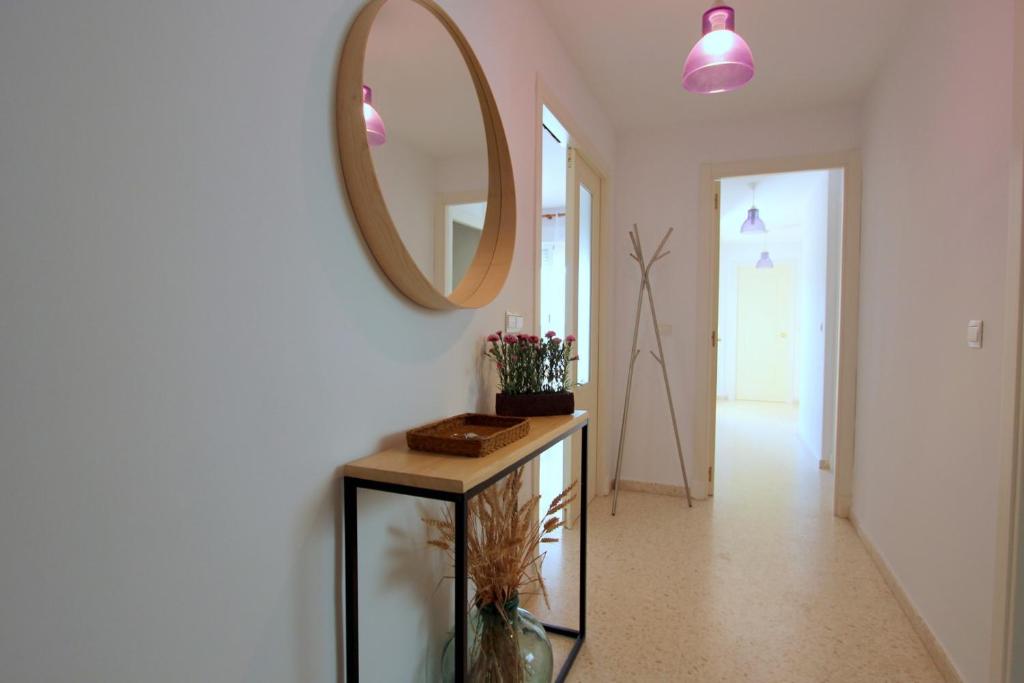 桑卢卡尔-德巴拉梅达Sanlúcar Apart Airen!!的走廊上设有镜子和一张带镜子的桌子