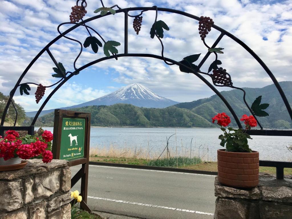 富士河口湖Private Hotel Rei的透过带鲜花的金属拱门欣赏山景