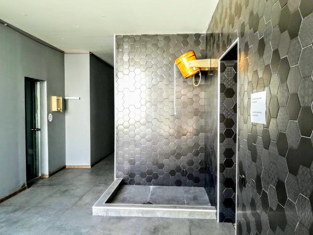 古多里Apartment N503 Gudauri Loft的浴室设有灰色瓷砖淋浴。