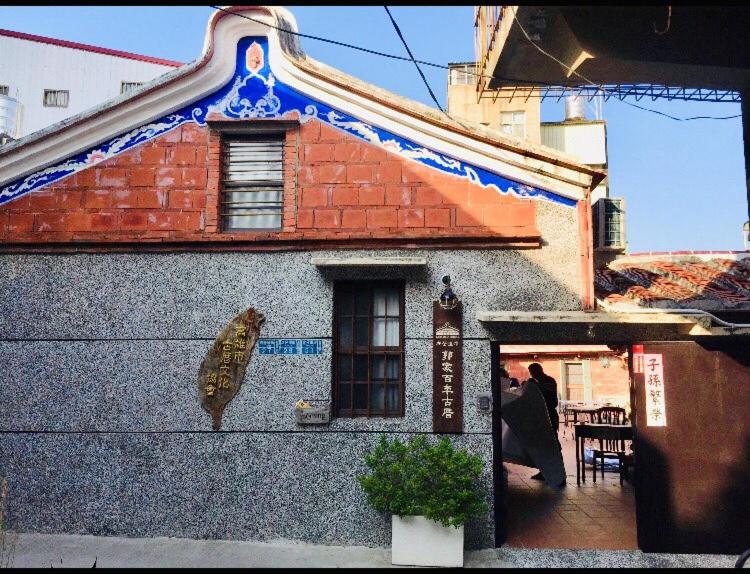 高雄左營蓮潭郭家百年古厝的一座建筑,上面有一条鱼画