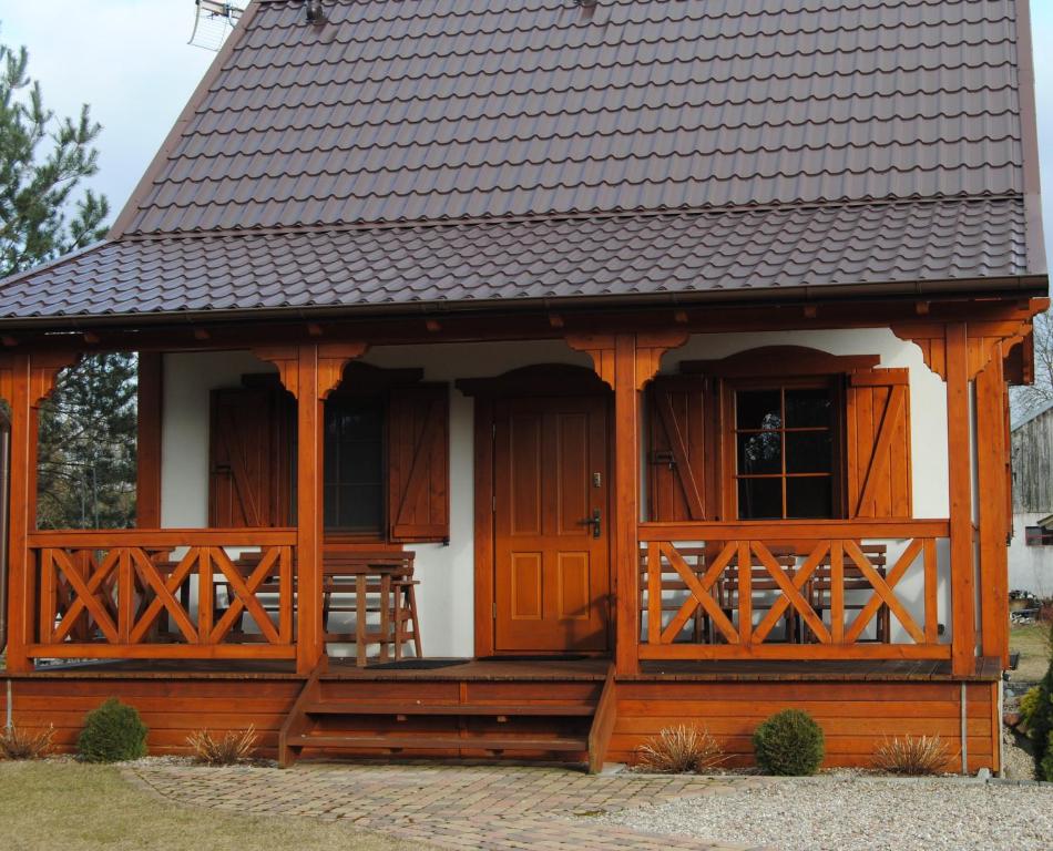 Stara KiszewaDomek w Bartoszymlesie的一个带门廊和屋顶的房子