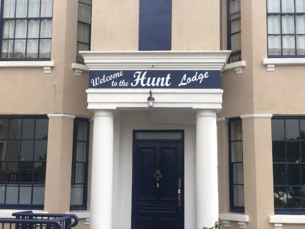 莱顿巴泽德The Hunt Lodge的一座有狩猎小屋标志的建筑