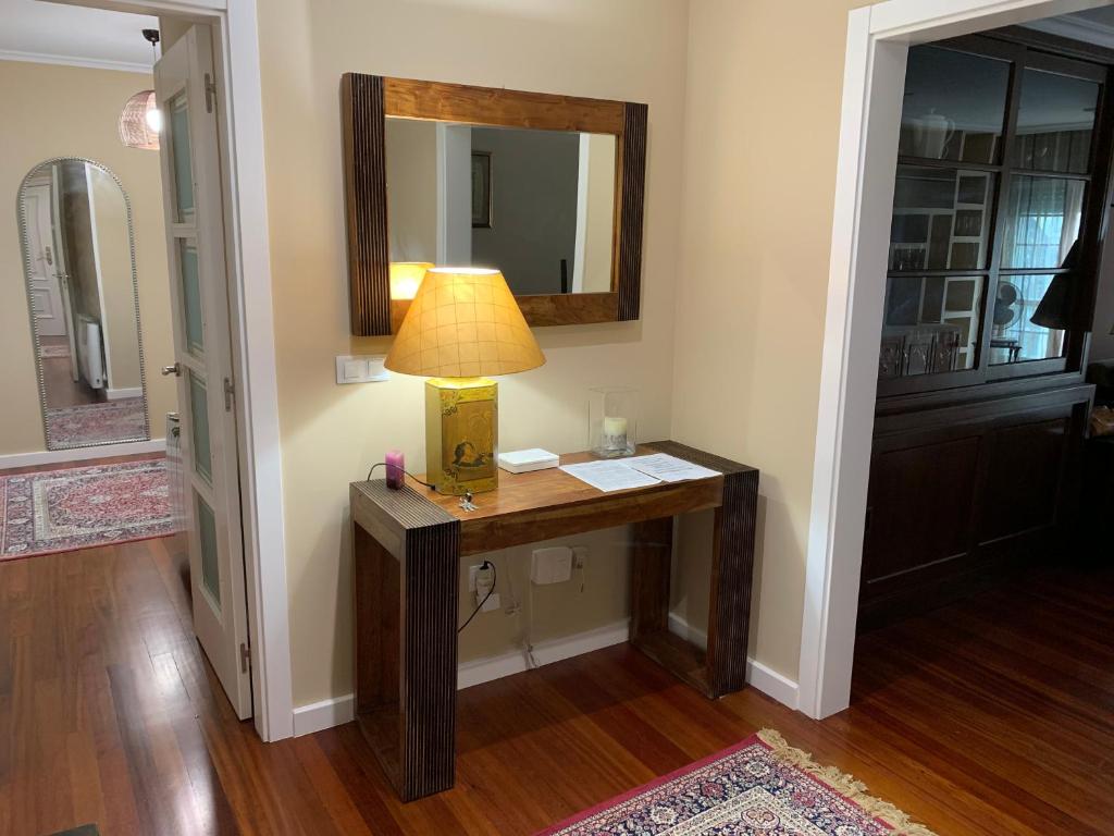 卡尔达斯·德·雷斯Home Sweet Home的镜子间桌子上的灯
