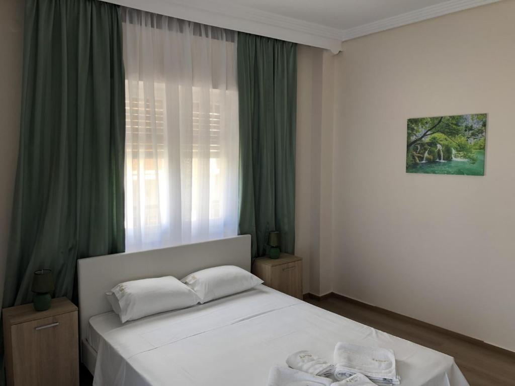 尼亚米卡尼奥纳Elena's Apartments的卧室配有白色的床和窗户。
