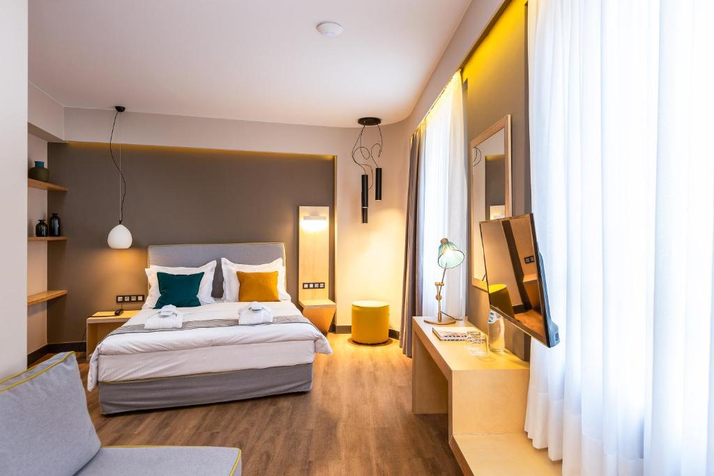 雅典St. Bjur Suites的酒店客房,配有床和电视