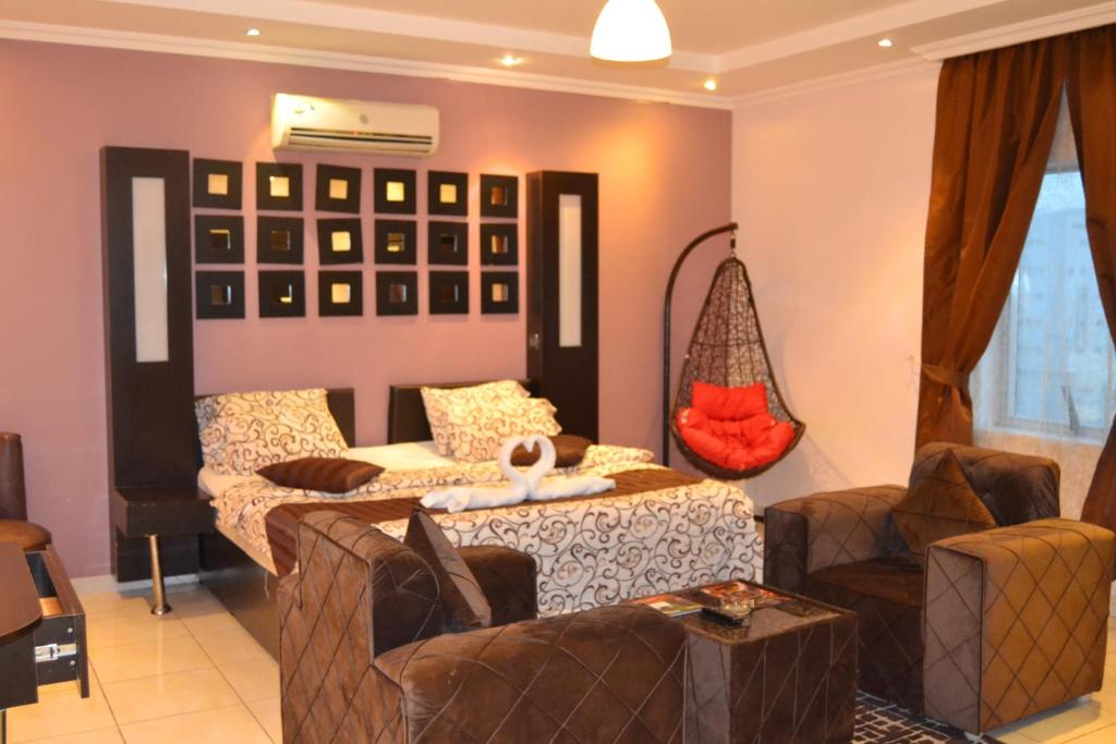 吉达درر بيروت للوحدات السكنية的客厅配有沙发和两把椅子