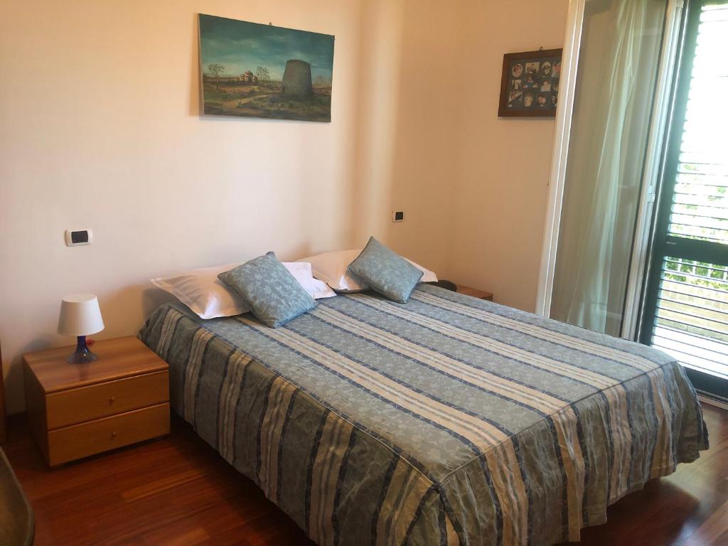 圣科斯坦佐B&B La Palma的一间卧室配有一张带蓝色枕头的床。