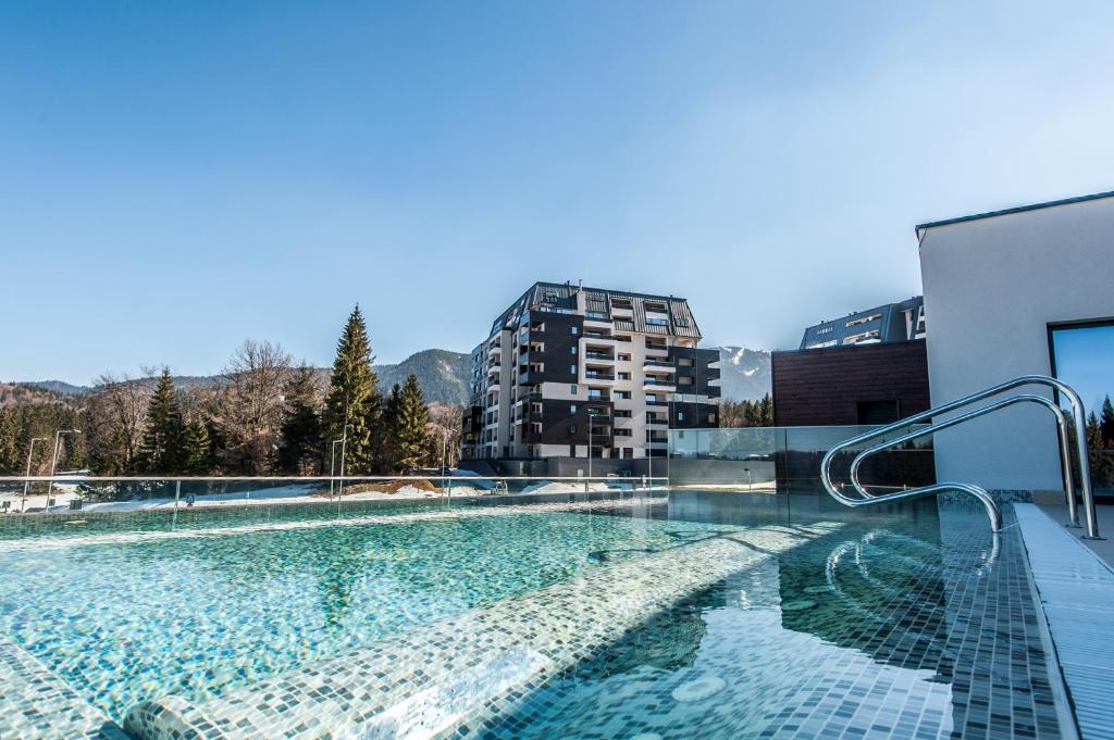 波亚纳布拉索夫Silver Mountain Resort & Spa的建筑物屋顶上的游泳池