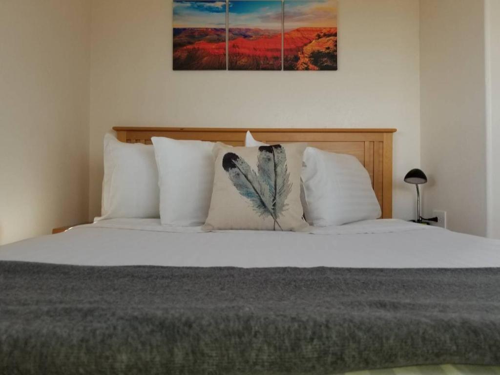 瓦莱072A Affordable Getaway near South Rim Sleeps 4- No Kitchenette的卧室配有带白色枕头的大床