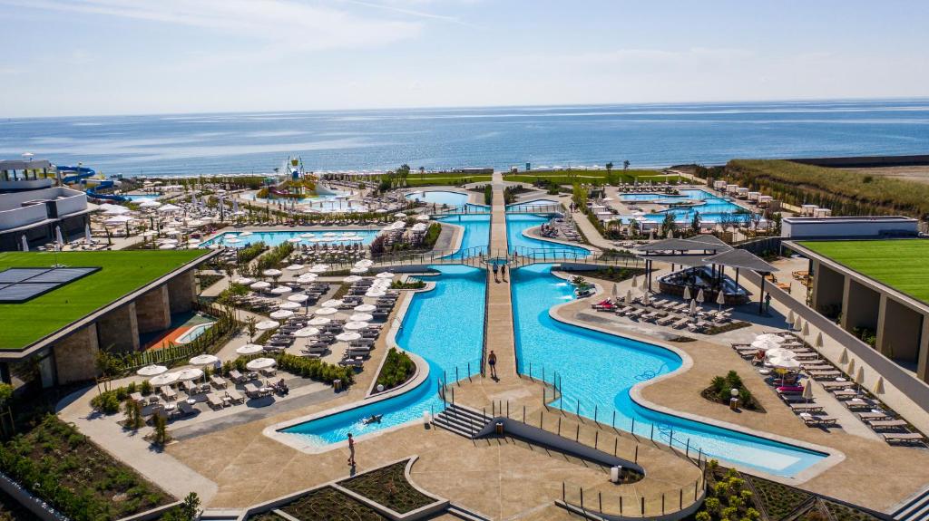 帕莫瑞Wave Resort - Ultra All Inclusive的享有带游泳池的度假村的空中景致