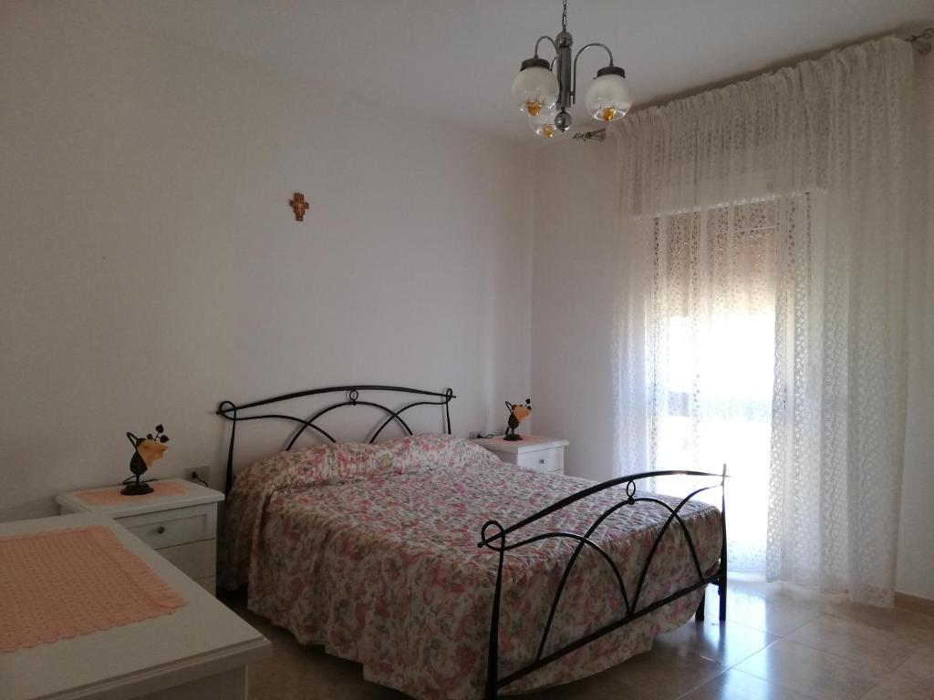 弗卢米尼马焦雷Casa vacanza的一间卧室设有一张床和一个窗口