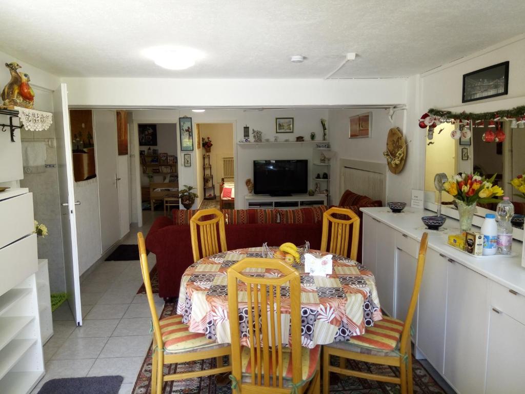 洛桑Le Ruchoz的厨房以及带桌椅的用餐室。