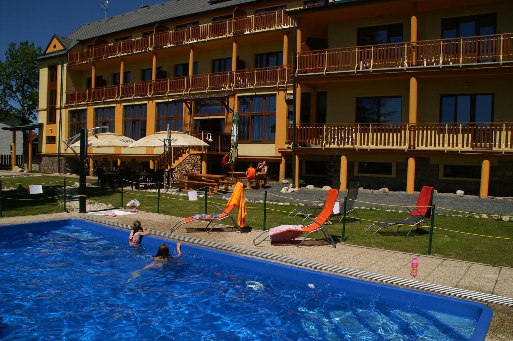 斯托拉阿瓦兰奇酒店的游泳池位于酒店前,有工作人员在里面