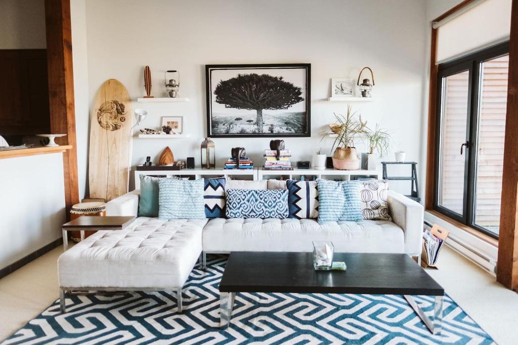 尤克卢利特Pacific Soul Eco-Luxe Vacation Home的客厅配有白色沙发和地毯。