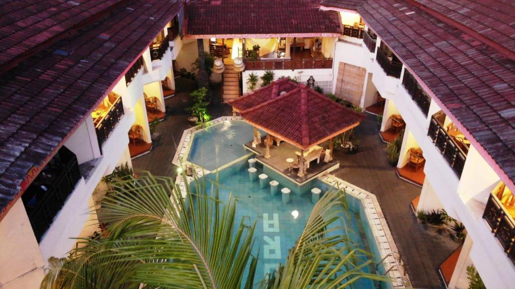 库塔巴厘岛库塔香氛酒店的享有带游泳池的建筑的空中景致