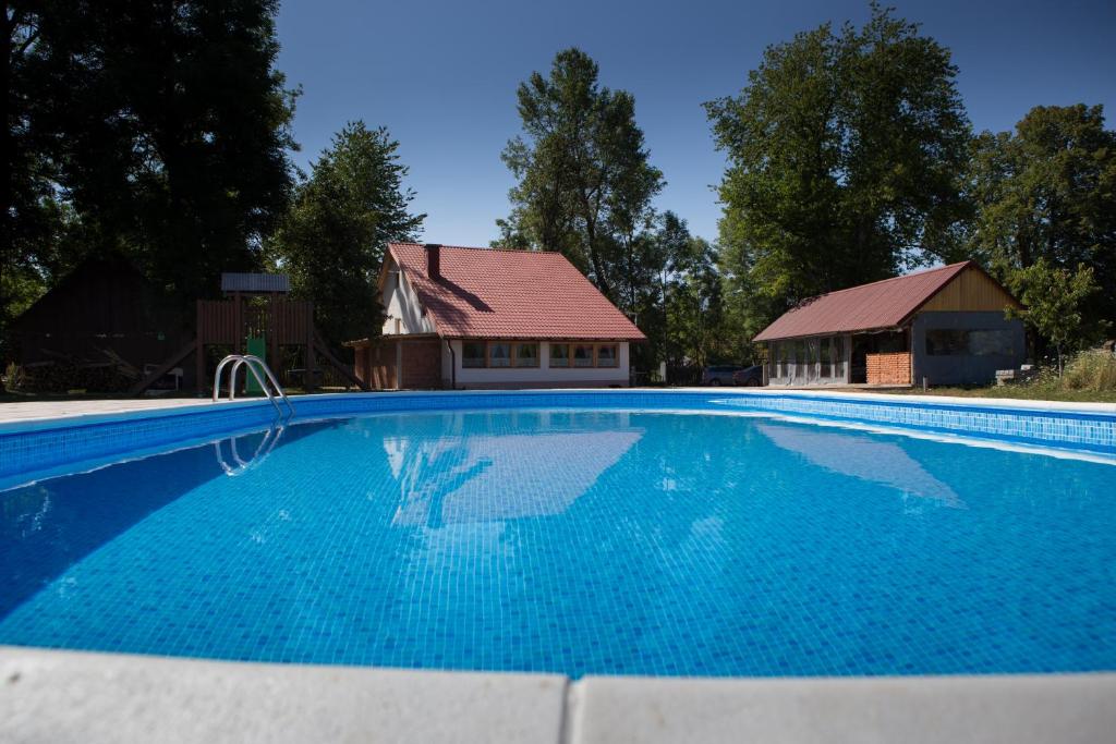 戈斯皮奇Liki Niki Spa的房屋前的游泳池