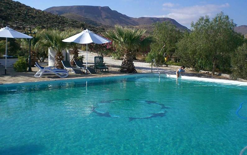 厄尔·波索·德·洛斯·弗莱尔哥蒂贺白塔酒店 的一个带椅子和遮阳伞的大型蓝色海水游泳池