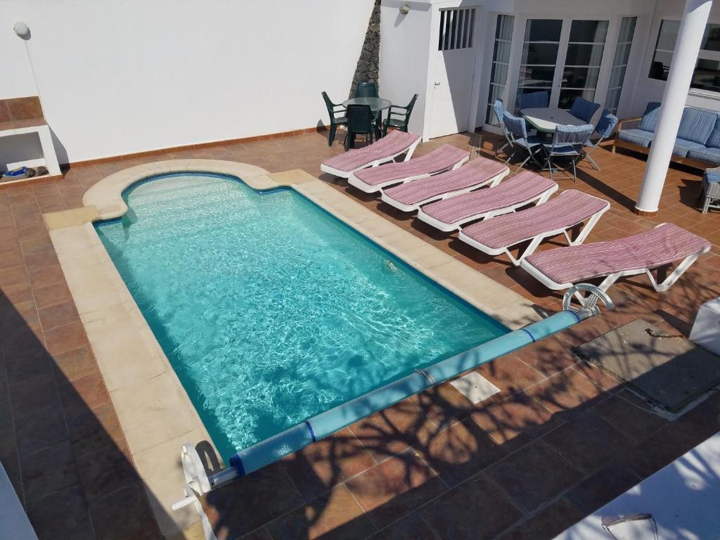 蒂亚斯Casa Katrina的享有带躺椅的游泳池的顶部景致