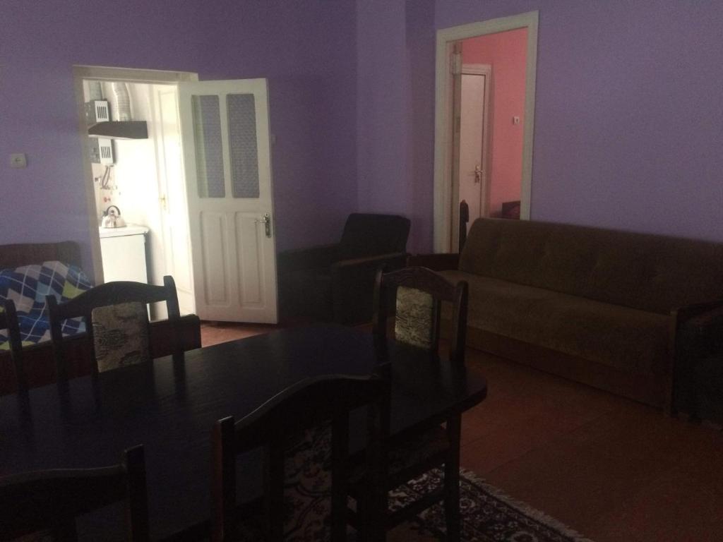博尔若米GuestHouse Malkhazi的客厅配有沙发和桌子
