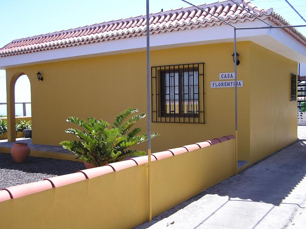 洛斯·亚诺斯·德·阿里丹CASA FLORENTINA的黄色的房子,有门和栅栏