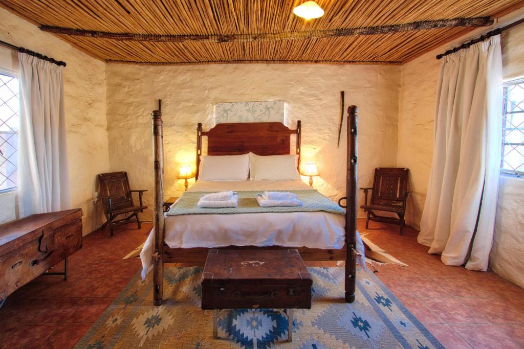 格拉夫-里内特Ironstone Cottage的一间设有床铺的卧室,位于带窗户的房间内