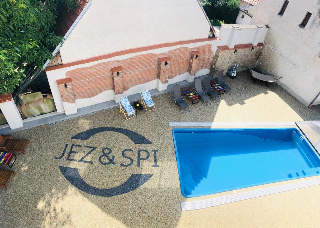 PlániceJEZ&SPI Plánice的享有带游泳池的建筑的空中景致