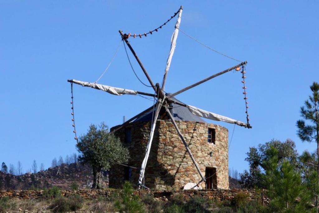 马桑Moinho da Fadagosa的山顶上的一个古老的石头风车