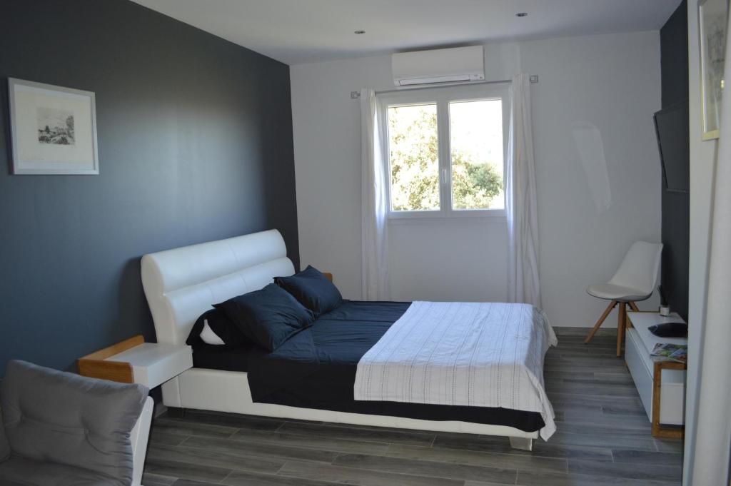 贝尔戈代尔La Villa Volpaso的一间卧室设有一张床和一个窗口