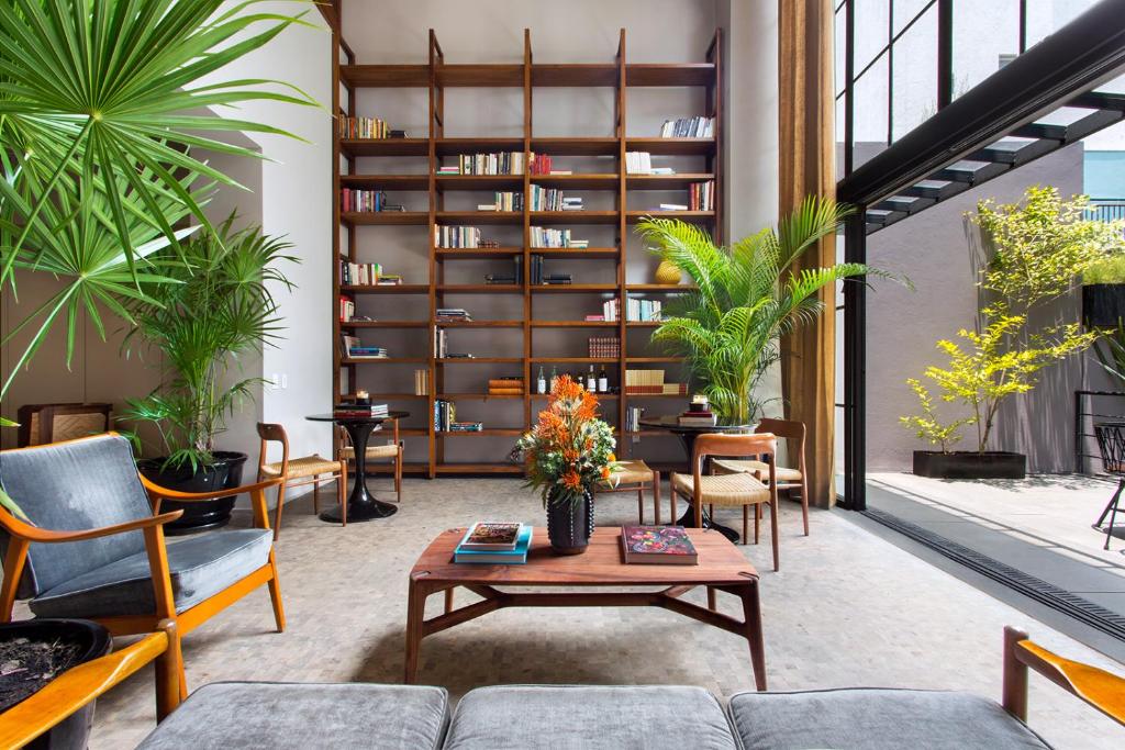 墨西哥城Casa 9的带沙发和书架的客厅