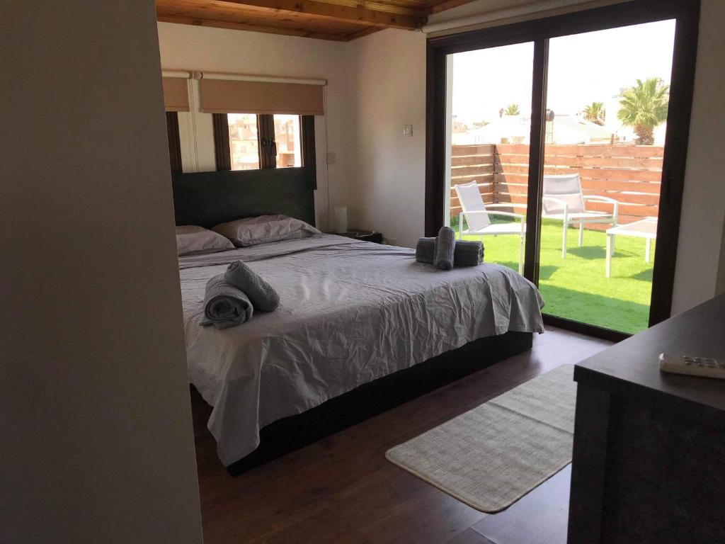 拉纳卡Town centre suites的一间卧室设有一张床和一个大窗户