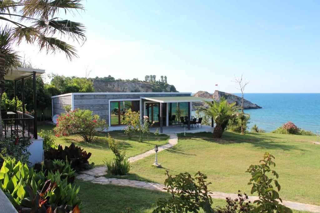 伊斯坦布尔Palm Beach Şile Villa Hotels的海景度假屋