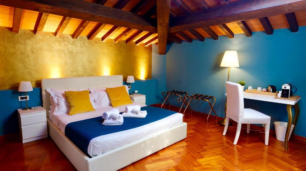 比萨Villa Martina Classic & Luxury Room的一间卧室配有一张带桌子和椅子的床
