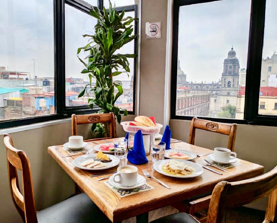 墨西哥城加拿大酒店 的一张带餐盘的桌子,享有城市美景