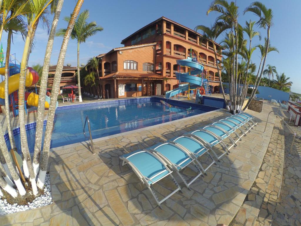 卡纳内亚Hotel Marazul的一组椅子坐在游泳池旁