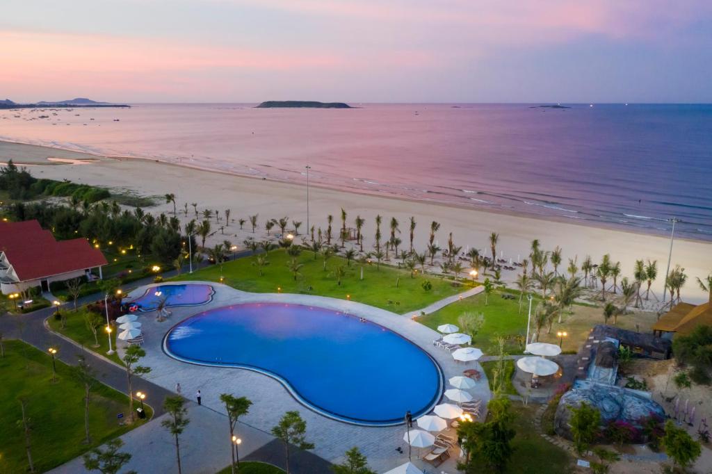 绥和市Sao Mai Beach Resort的享有带游泳池和海滩的度假村的顶部景致