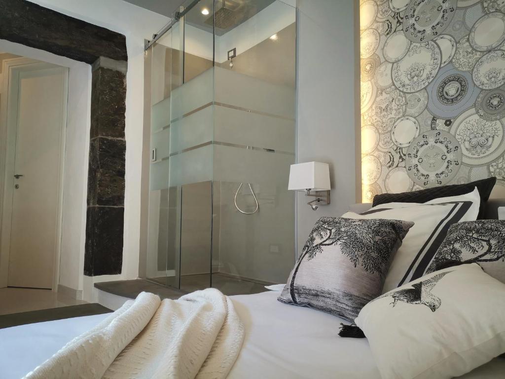 韦尔纳扎Vernazza Luxury Apartment的一间卧室配有一张玻璃墙床