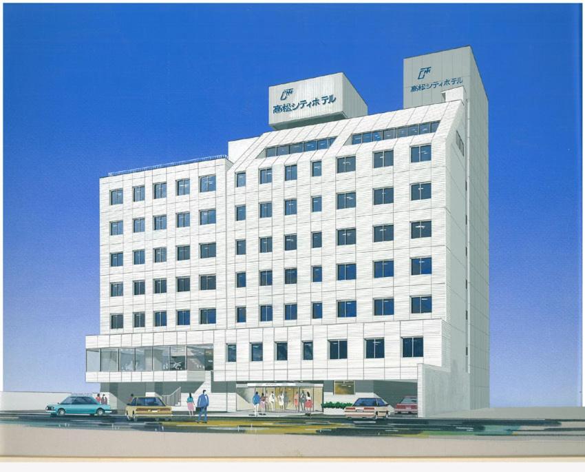 高松Takamatsu City Hotel的一座白色的建筑,前面有汽车停放