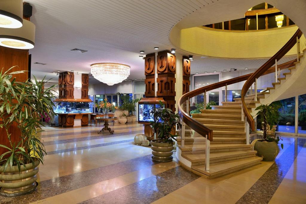 塔那那利佛马达加斯加卡尔顿酒店的商场里,大厅里设有楼梯和盆栽植物