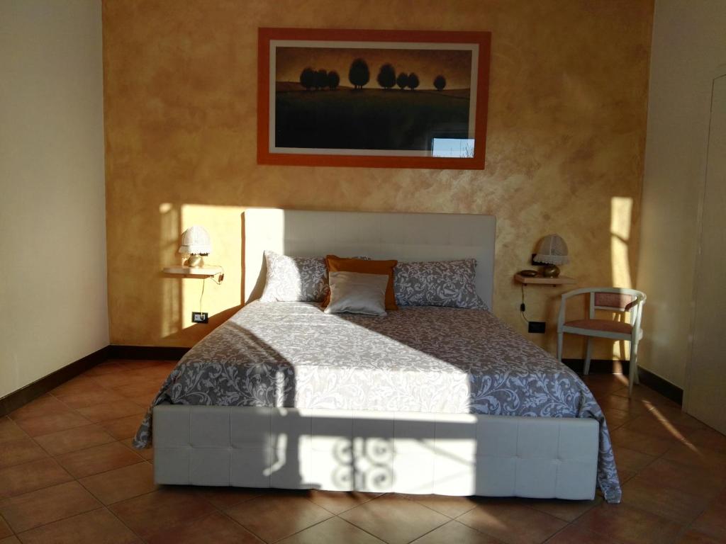 罗马Piramide Gold的卧室配有一张床,墙上挂着一幅画