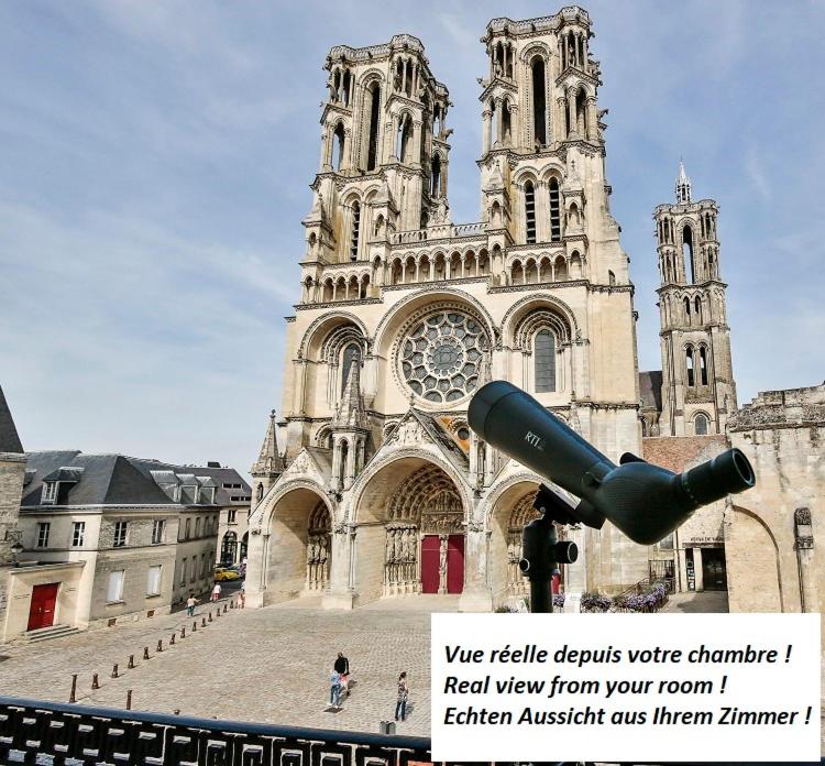 拉昂Logis du Parvis ***Face Cathédrale/in front of the Cathedral***的前面有一个大教堂,上面有大炮