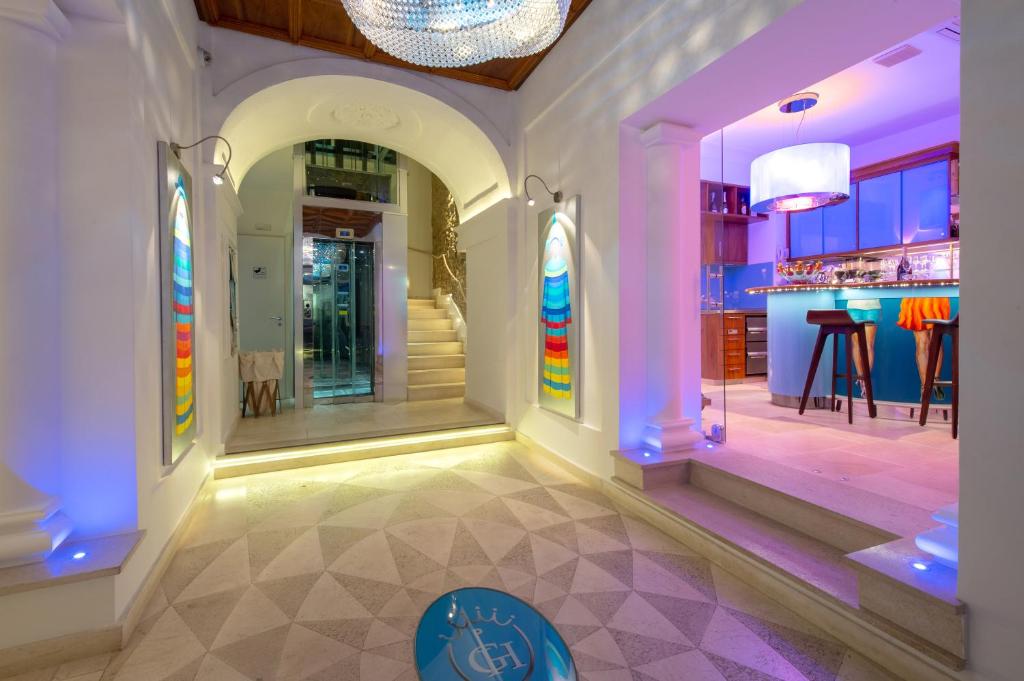 皮佐短笛大酒店的一间设有走廊和彩色玻璃窗的客房