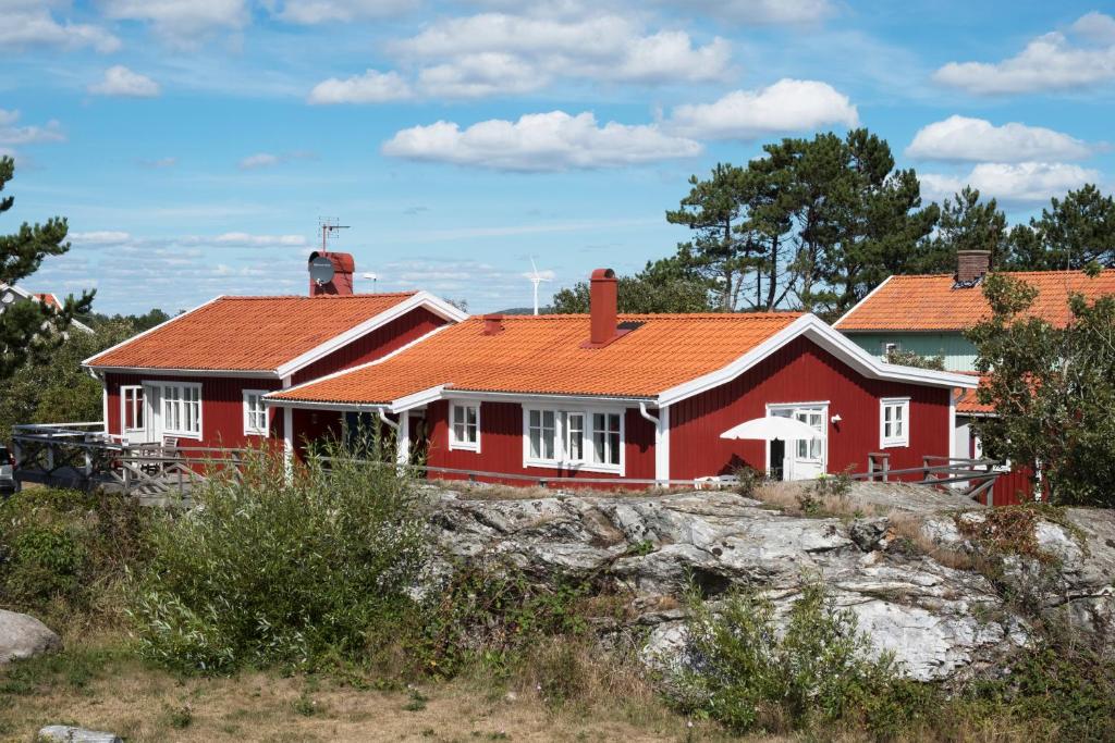 莫勒松德Kvarnstugan的红色房子,有橙色屋顶