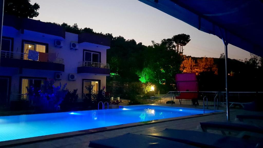 帕塔拉玫瑰酒店的夜间在房子前面的游泳池