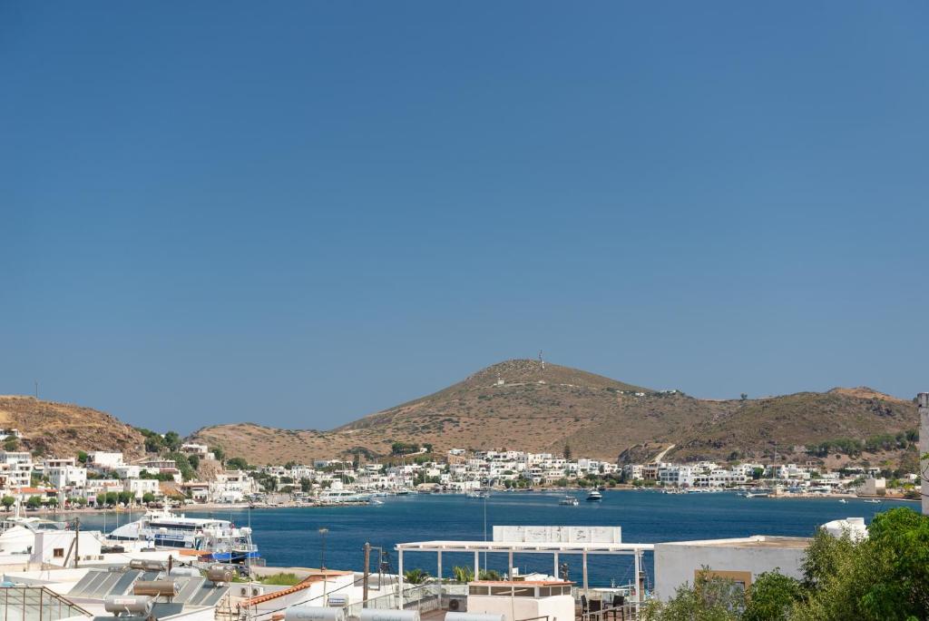 帕特莫斯El Greco Studios的享有城市和海港的景致。
