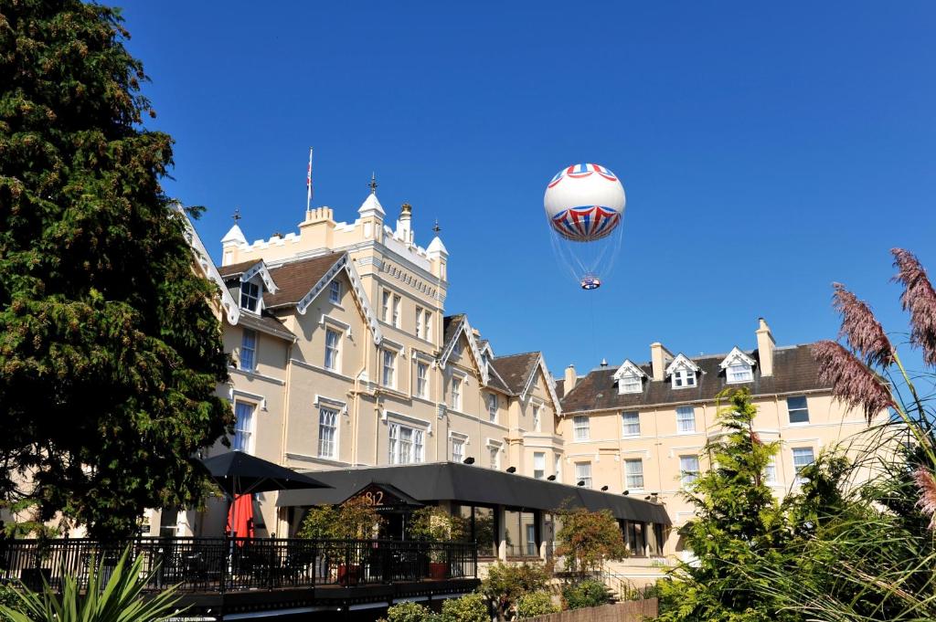 伯恩茅斯埃克塞特皇家酒店的飞过大楼的热气球