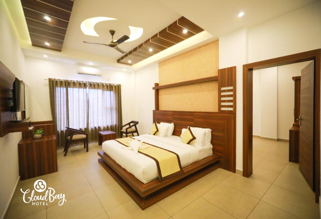 KattappanaHotel CloudBay的一间卧室配有一张床和一台电视。