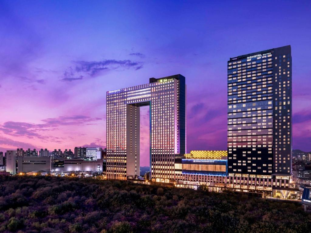 首尔首尔龙山大使宜必思尚品酒店的夜城两座高楼