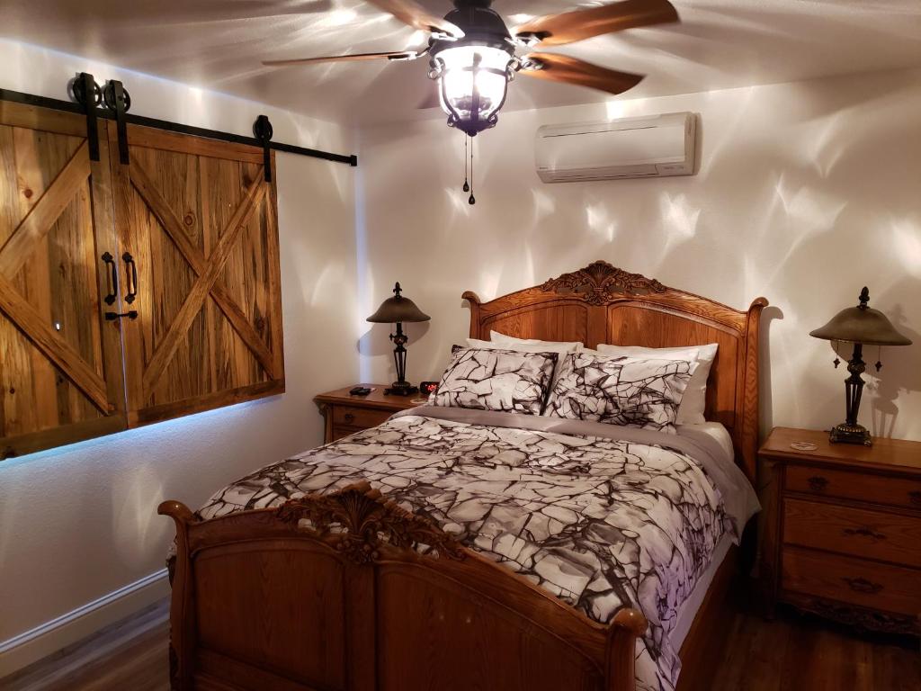 科斯戈尔德Yosemite Foothill Retreat - Private Guest Suite #2的一间卧室配有一张床和吊扇