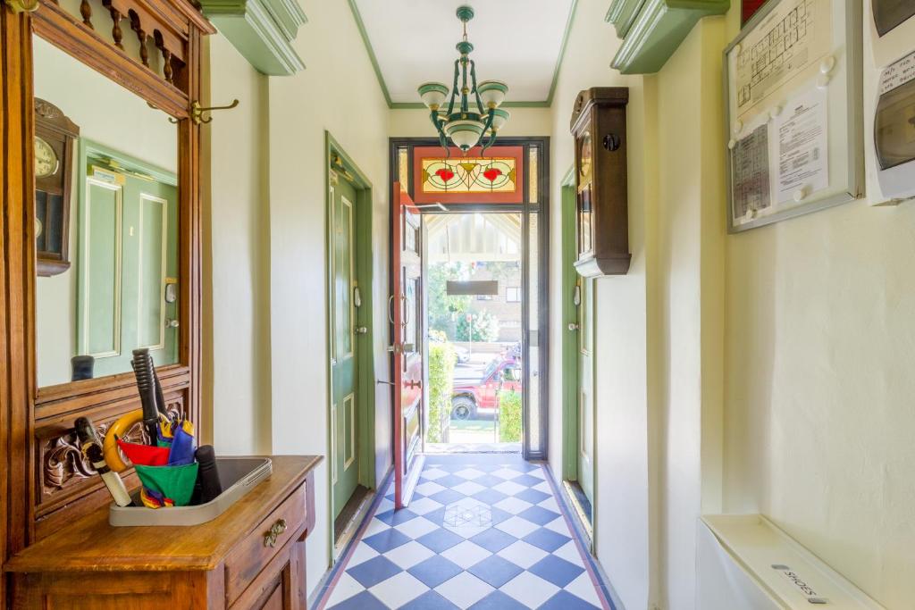 悉尼Randwick City Lodge 2的走廊铺有瓷砖地板,走廊配有镜子